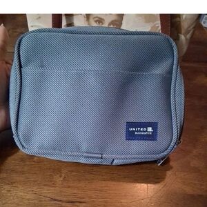 Gray Toiletry Bag with Durable Fabric and Minimalist Design